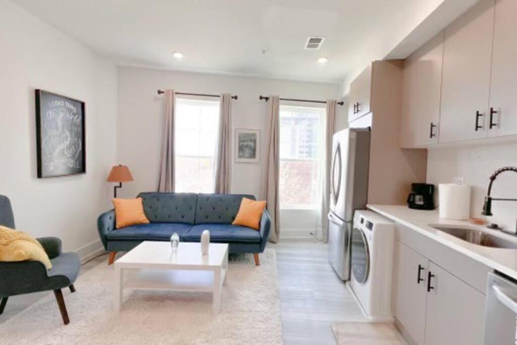It'S A Corner Unit With Cool City Skyline Views! Washington Exterior photo