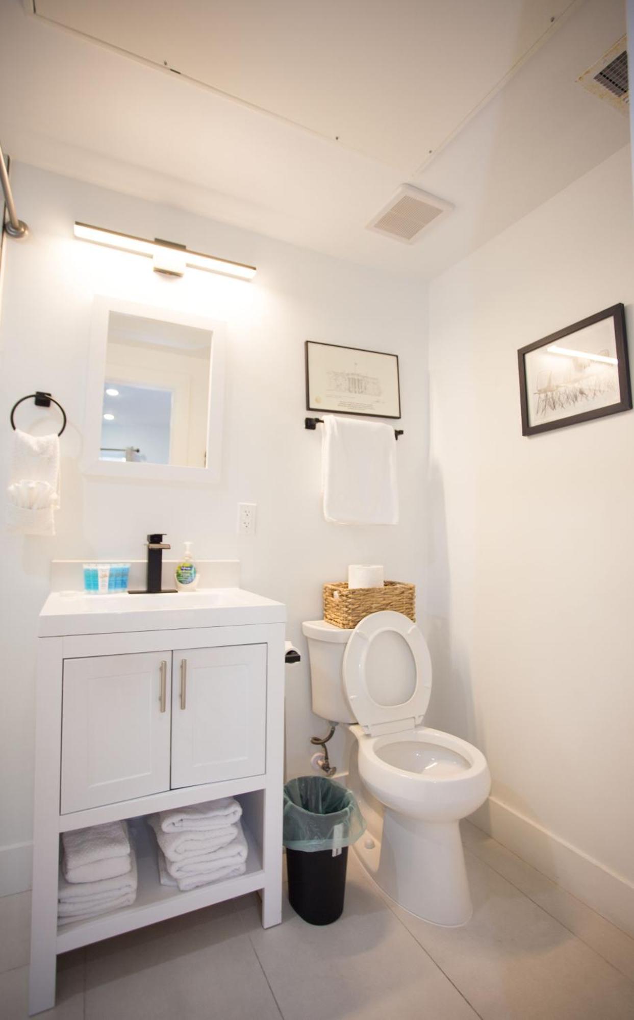 It'S A Corner Unit With Cool City Skyline Views! Washington Exterior photo