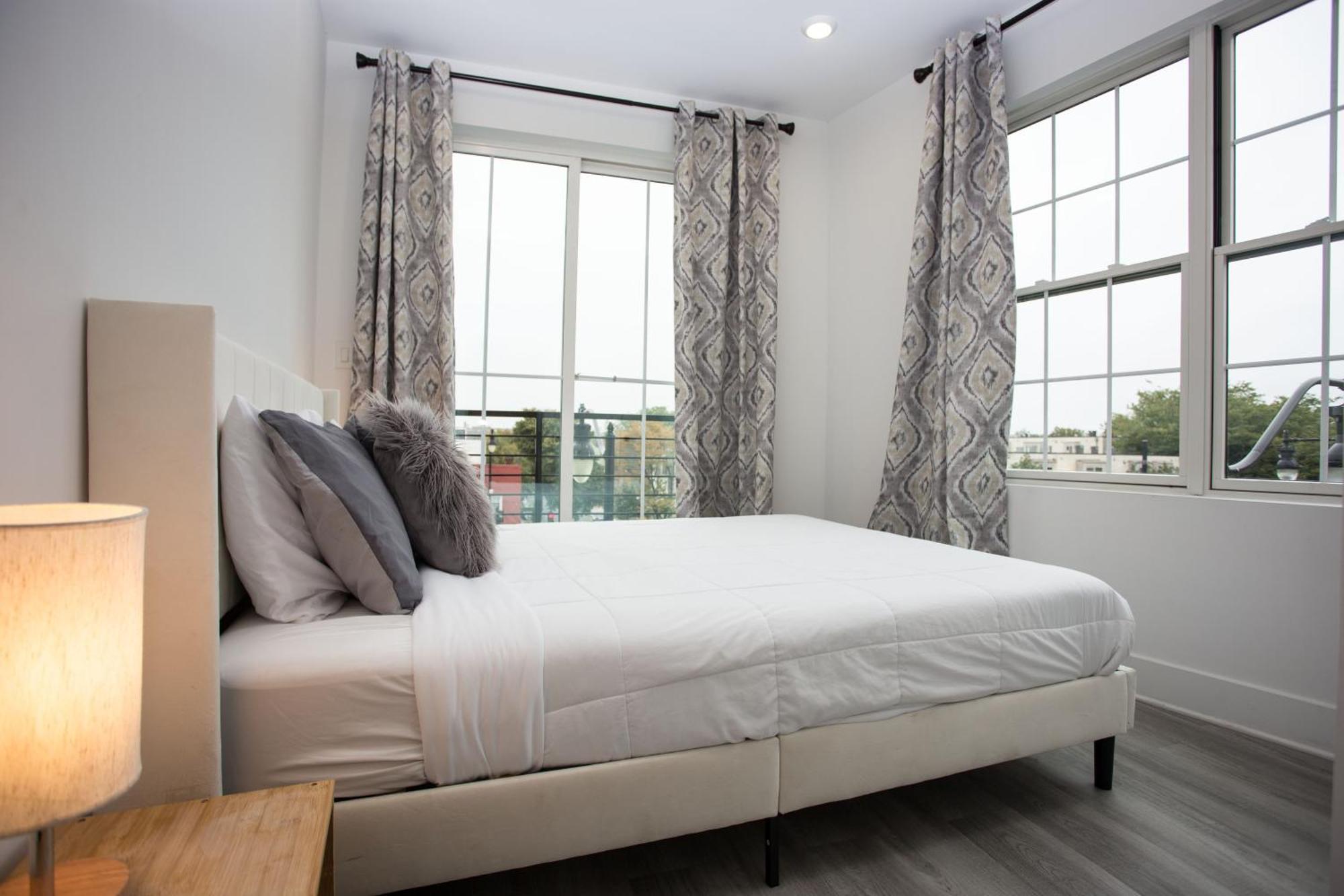It'S A Corner Unit With Cool City Skyline Views! Washington Exterior photo